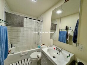 525 E 3rd St, Unit 2F in Boston, MA - Foto de edificio - Building Photo