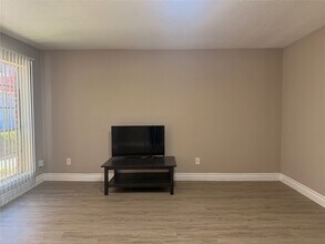 9201 Clarewood Dr in Houston, TX - Foto de edificio - Building Photo