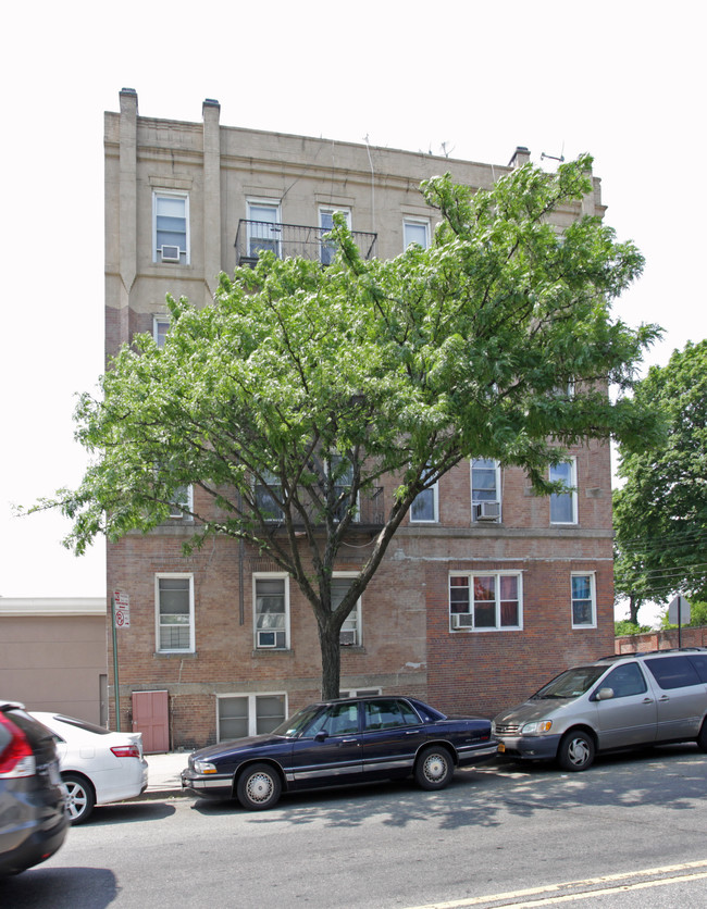 6402 13th Ave in Brooklyn, NY - Foto de edificio - Building Photo