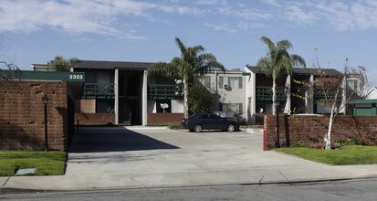 Elden Court Apartment Homes in Costa Mesa, CA - Foto de edificio - Building Photo