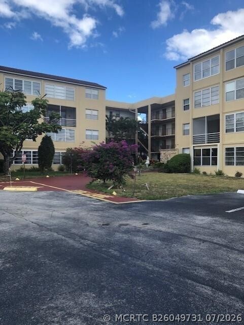 property at 2801 Somerset Dr