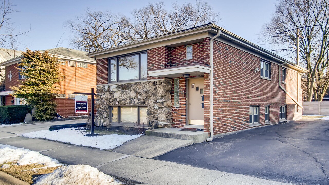 69 E Quincy St in Riverside, IL - Building Photo