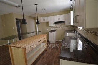 215 Parsons Ln in China Spring, TX - Foto de edificio - Building Photo