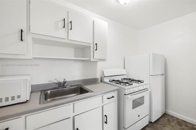 126 SW 18th Ave in Miami, FL - Building Photo - Building Photo