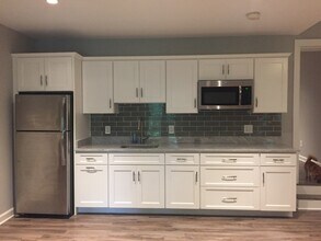 8024 Ellingson Dr, Unit B in Chevy Chase, MD - Foto de edificio - Building Photo