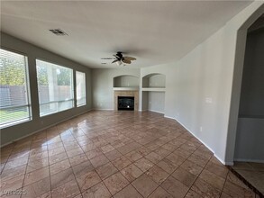 10942 Laureldale Ct in Las Vegas, NV - Building Photo - Building Photo
