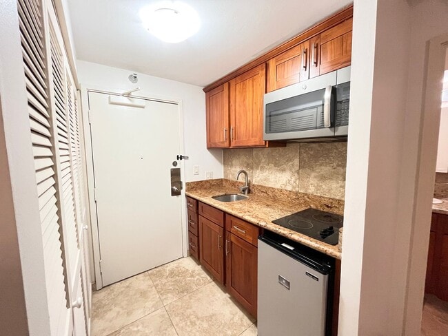 1700 Ala Moana Blvd in Honolulu, HI - Building Photo - Building Photo