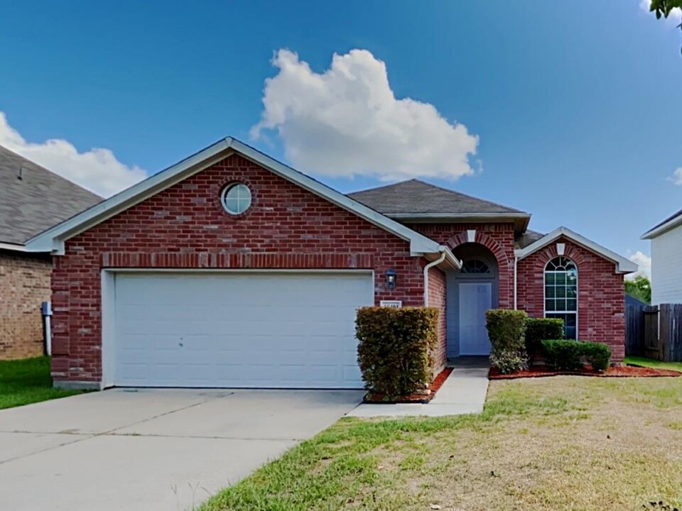 18494 Sunrise Pines Dr in Montgomery, TX - Building Photo