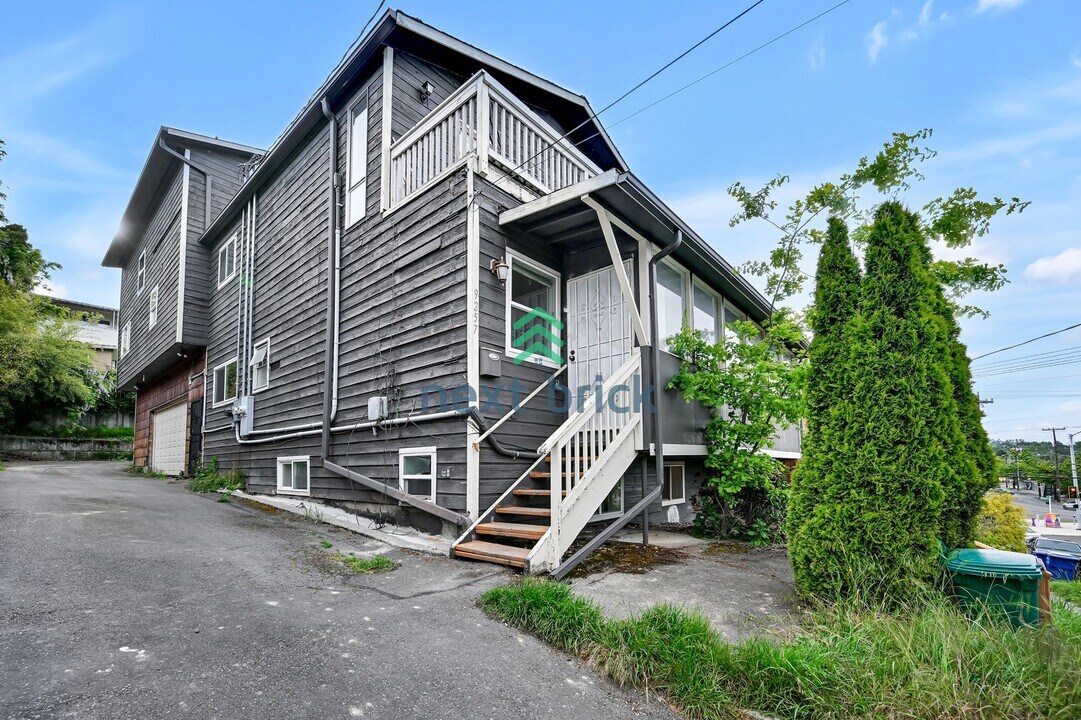 9257 51st Ave S in Seattle, WA - Building Photo