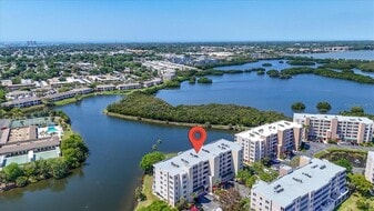 6425 Shoreline Dr in St. Petersburg, FL - Building Photo