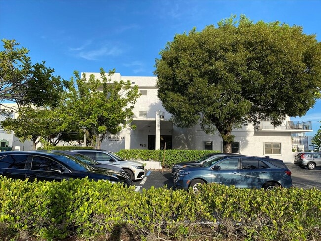 1900 Diana Dr in Hallandale Beach, FL - Foto de edificio - Building Photo