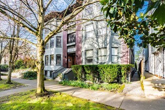 Pacific Ridge in Seattle, WA - Foto de edificio - Building Photo