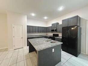 5609 Encanto Dr in Laredo, TX - Building Photo - Building Photo