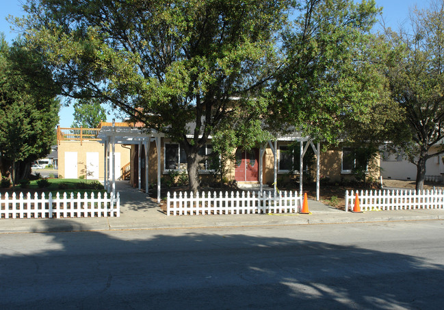 551 Grand Fir Ave in Sunnyvale, CA - Foto de edificio - Building Photo