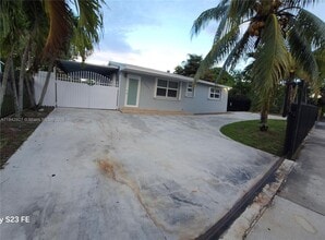19015 NW 44th Ct in Miami Gardens, FL - Foto de edificio - Building Photo