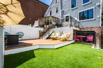 452 W 4th St, Unit 1 in Boston, MA - Building Photo - Building Photo