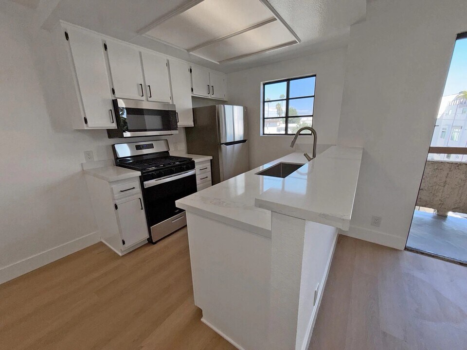 1321 N Vista St in Los Angeles, CA - Building Photo