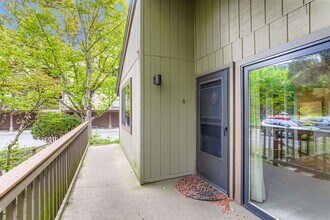 7514 SW Barnes Rd in Portland, OR - Building Photo - Building Photo