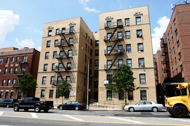 14715 Northern Blvd in Flushing, NY - Building Photo - Building Photo