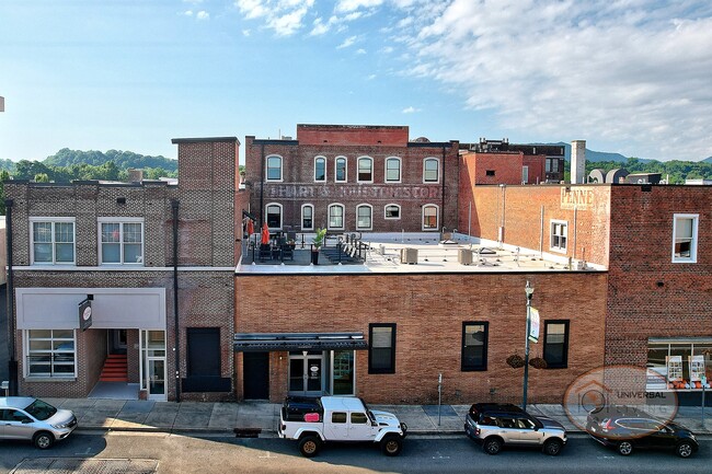 The Henry on Main in Johnson City, TN - Building Photo - Building Photo