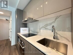 28 Interchange Wy in Vaughan, ON - Building Photo - Building Photo