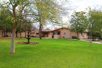 Village Congregational in Arvin, CA - Foto de edificio - Building Photo