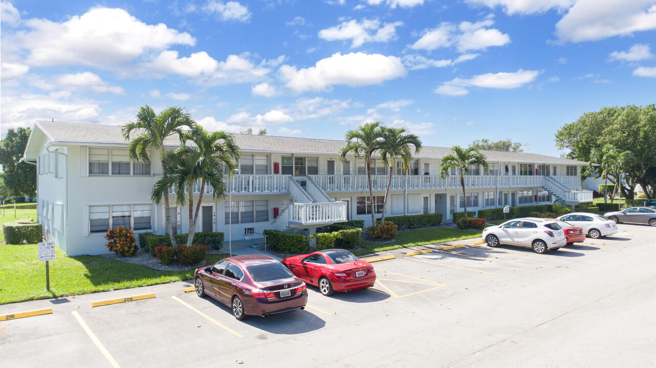 221 Windsor J in West Palm Beach, FL - Building Photo