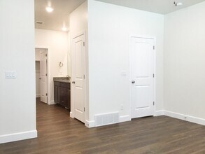 2997 E S Village Dr in Layton, UT - Building Photo - Building Photo