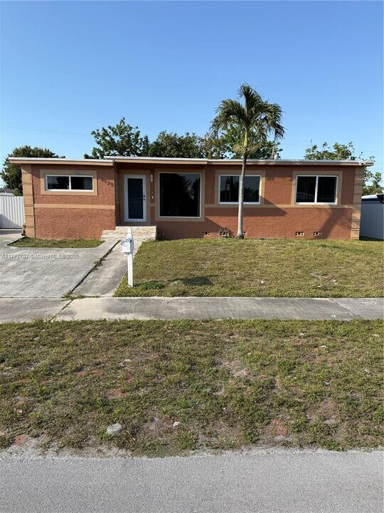 3525 NW 176th Ter in Miami Gardens, FL - Building Photo