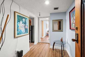 9300 Bay Harbor Ter, Unit Room for rent in Bay Harbor Islands, FL - Foto de edificio - Building Photo