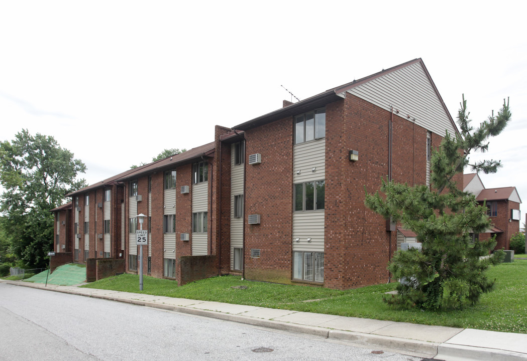 York Court in Baltimore, MD - Building Photo