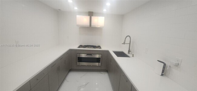 2030 S Ocean Dr in Hallandale Beach, FL - Foto de edificio - Building Photo