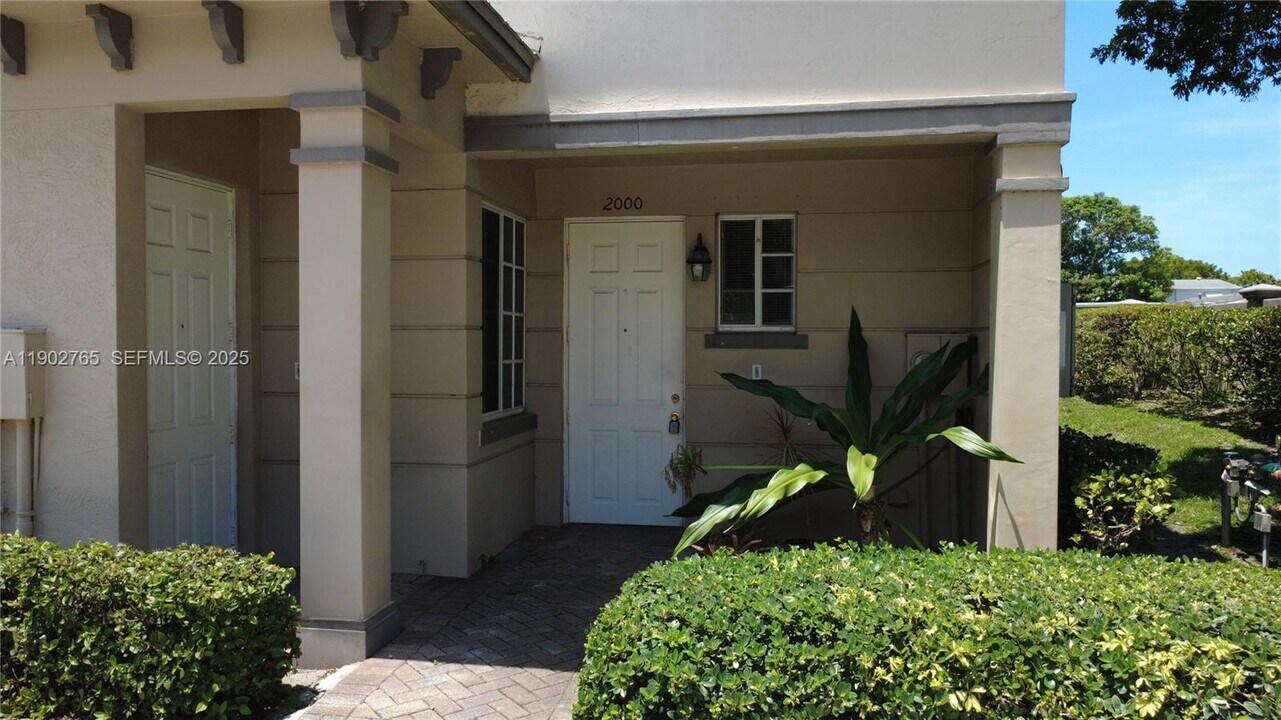 2000 Freeport Dr in Riviera Beach, FL - Building Photo