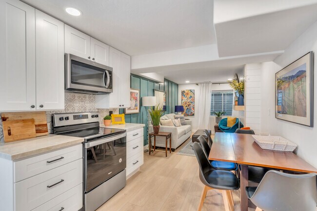 9959 S Eden Point Cir, Unit SoJo Furnished Basement in South Jordan, UT - Foto de edificio - Building Photo