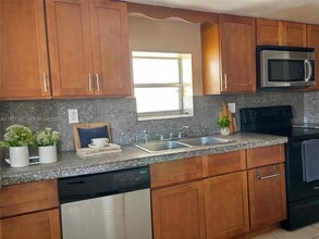 6541 SW 41st Ct in Davie, FL - Building Photo - Building Photo