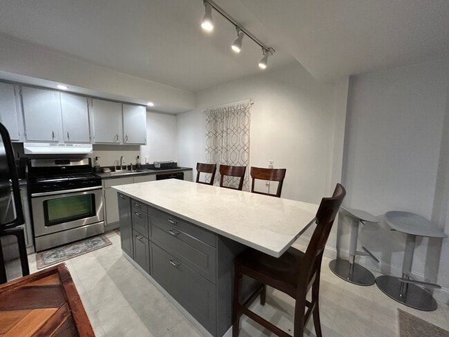 107-2 Atlantic St, Unit apt 1 in Quincy, MA - Foto de edificio - Building Photo