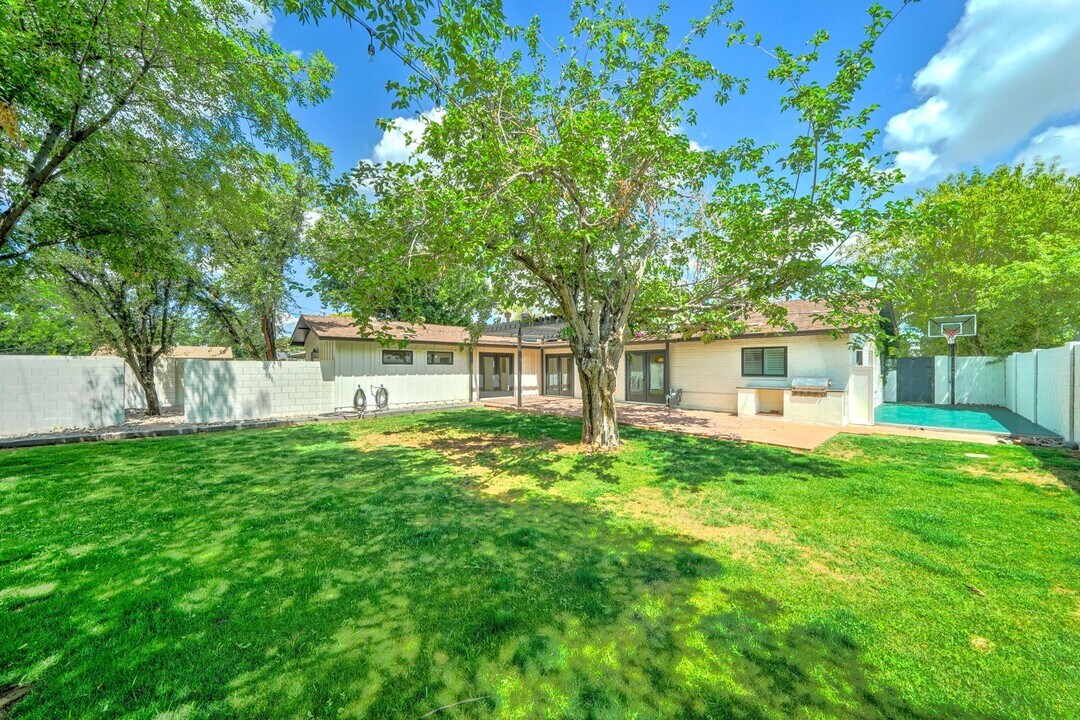 4331 E Avalon Dr in Phoenix, AZ - Building Photo