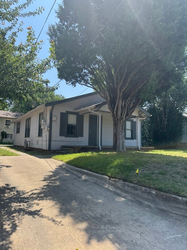 1223 Peak St in Denton, TX - Building Photo - Building Photo