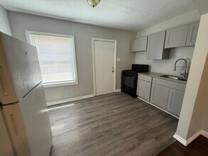 857 N Glendale Ave in Wichita, KS - Building Photo - Building Photo