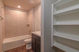 21540 Rustic Elm Dr in Roman Forest, TX - Foto de edificio - Building Photo