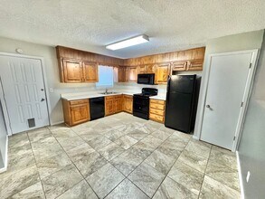 3312 N Vista Dr in Hobbs, NM - Building Photo - Building Photo