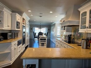 32008 Foxmoor Ct in Westlake Village, CA - Building Photo - Building Photo