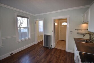 73 Center St, Unit C in Windsor Locks, CT - Foto de edificio - Building Photo