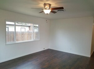 917 E Myrtle St in Hanford, CA - Building Photo - Building Photo