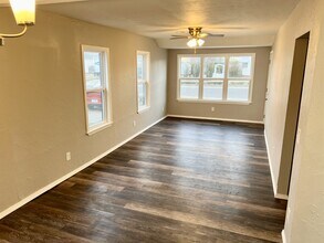 301 E Rickenbacker Dr in Midwest City, OK - Building Photo - Building Photo