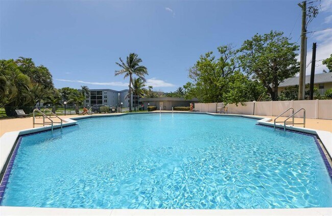 113 Royal Park Dr, Unit 1H in Oakland Park, FL - Building Photo - Building Photo