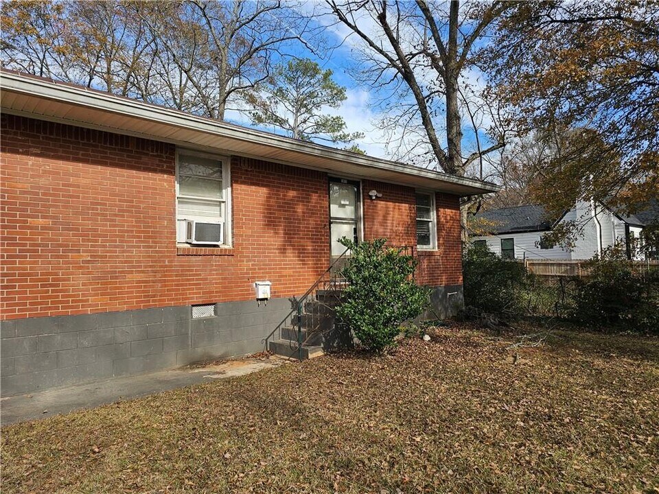 1877 Chapman Ave in Atlanta, GA - Building Photo