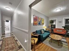 54 Beacon St, Unit 2 in Somerville, MA - Foto de edificio - Building Photo