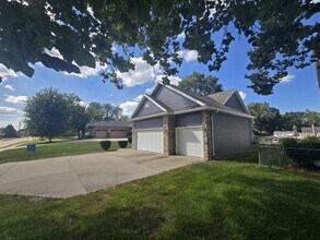 6705 Madison Ave in Urbandale, IA - Building Photo - Building Photo