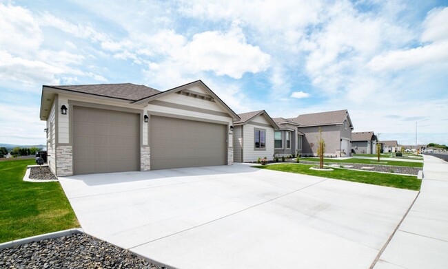 8004 Massey Dr in Pasco, WA - Building Photo - Building Photo